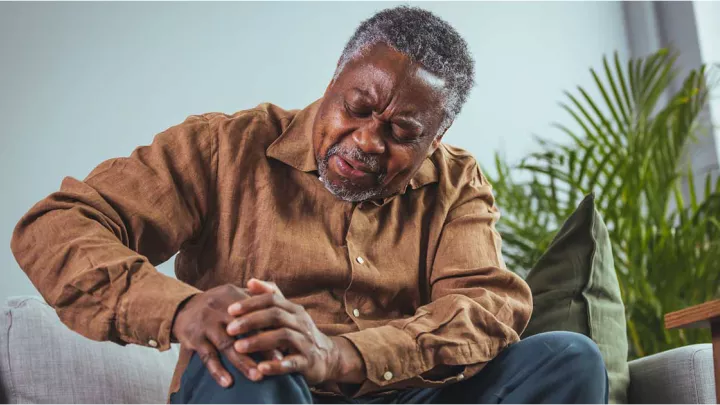picture of a man with knee pain