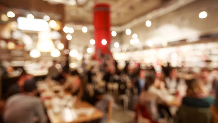 picture of a crowded restaurant